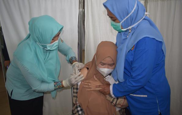 Plt. Direktur RSUD kabupaten Belitung Timur, dr. Vonny Primasari, MARS saat menerima suntikan vaksin Covid-19 dari petugas