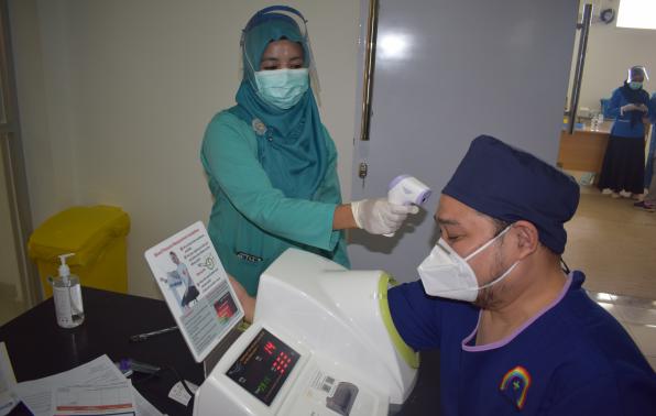 dr. Adrian Kadafi Lubis, Sp.THT, KL ketika skrining kesehatan sebelum vaksinasi covid-19