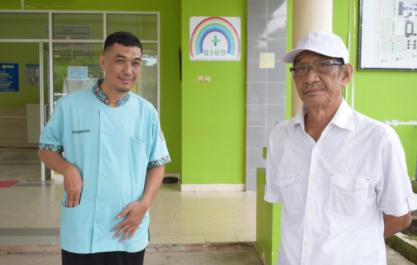 Bapak sulaiman Berfose Di Lobi Gedung Rawat Jalan Ketika Selesai Skrining Katarak