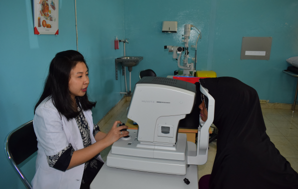 dr. Yenni sedang menskrining mata peserta