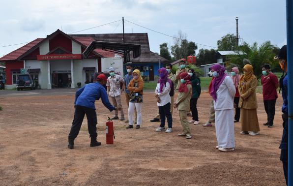 Instruktur dari BPBD Kab. Beltim berikan materi praktik penggunaan APAR