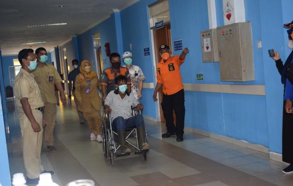 Simulasi code red dan evakuasi pasien di Gedung Rawat Inap