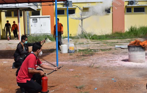peserta pelatihan melakukan praktik penggunaan Alat Pemadam Api Ringan (APAR)