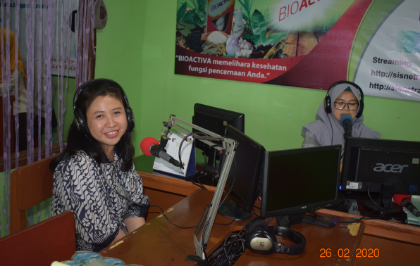 dr. Yenni Poernama S, Sp.M disela-sela talkshow radio