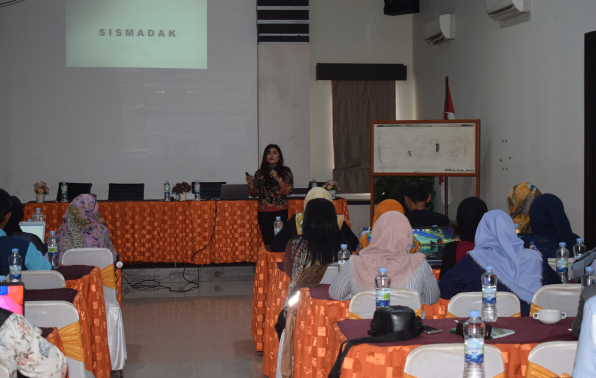 Narasumber Sri Hartini Gea, ST menyampaikan materi workshop sismadak