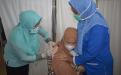 Plt. Direktur RSUD kabupaten Belitung Timur, dr. Vonny Primasari, MARS saat menerima suntikan vaksin Covid-19 dari petugas