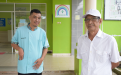 Bapak sulaiman Berfose Di Lobi Gedung Rawat Jalan Ketika Selesai Skrining Katarak