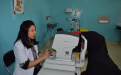 dr. Yenni sedang menskrining mata peserta