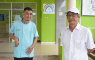 Bapak sulaiman Berfose Di Lobi Gedung Rawat Jalan Ketika Selesai Skrining Katarak