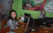 dr. Yenni Poernama S, Sp.M disela-sela talkshow radio